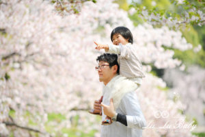 桜をバックにご家族撮影